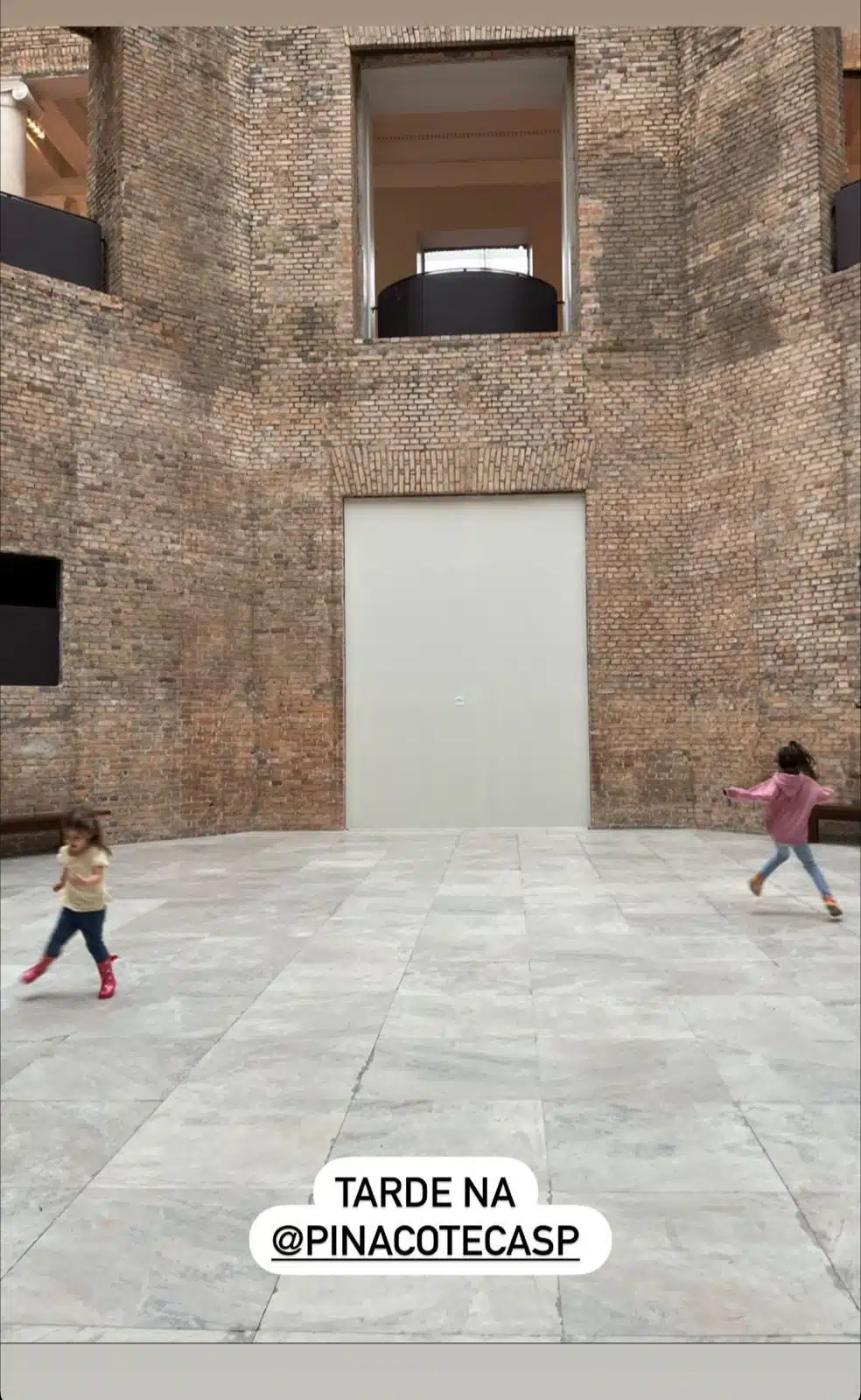Filhas mais novas de Pedro Bial brincam juntas em museu em São Paulo