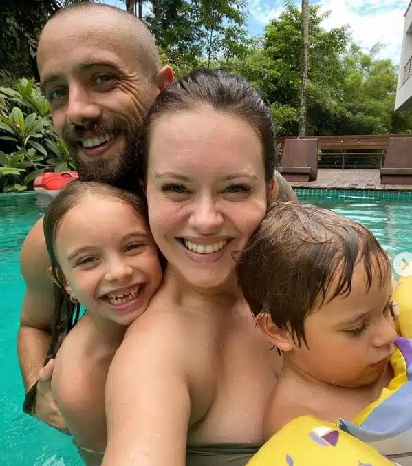 Rafael Cardoso com sua ex-mulher e os dois filhos