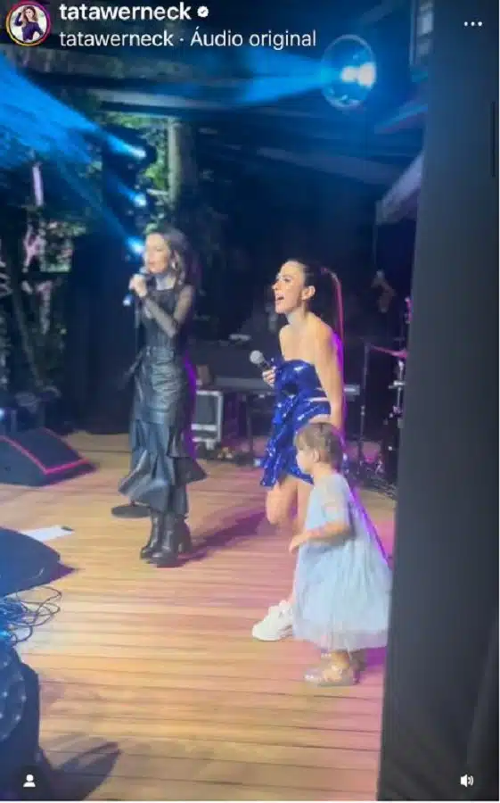 Clara, filha de Tatá e Rafael Vitti, no palco com a cantora Sandy