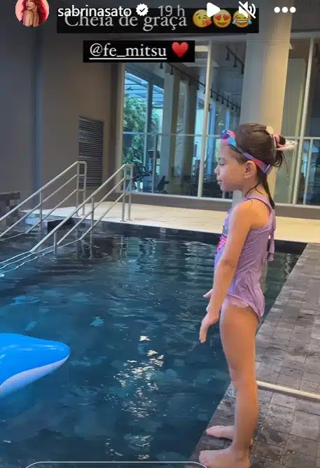 Sabrina Sato mostrando a menina Zoe na natação