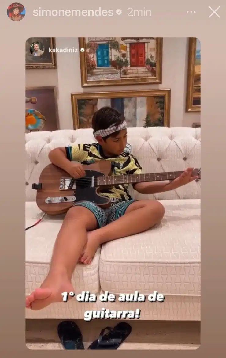 Filho de Simone surge em aula de guitarra