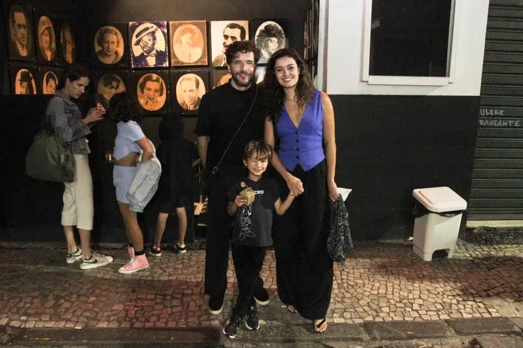 Daniel Oliveira e Sophie Charlotte com o filho na festa da filha da Leandra Leal