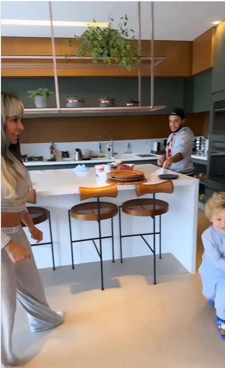 Thammy Miranda mostra seu filho e Gretchen na cozinha de sua mansão e encanta 