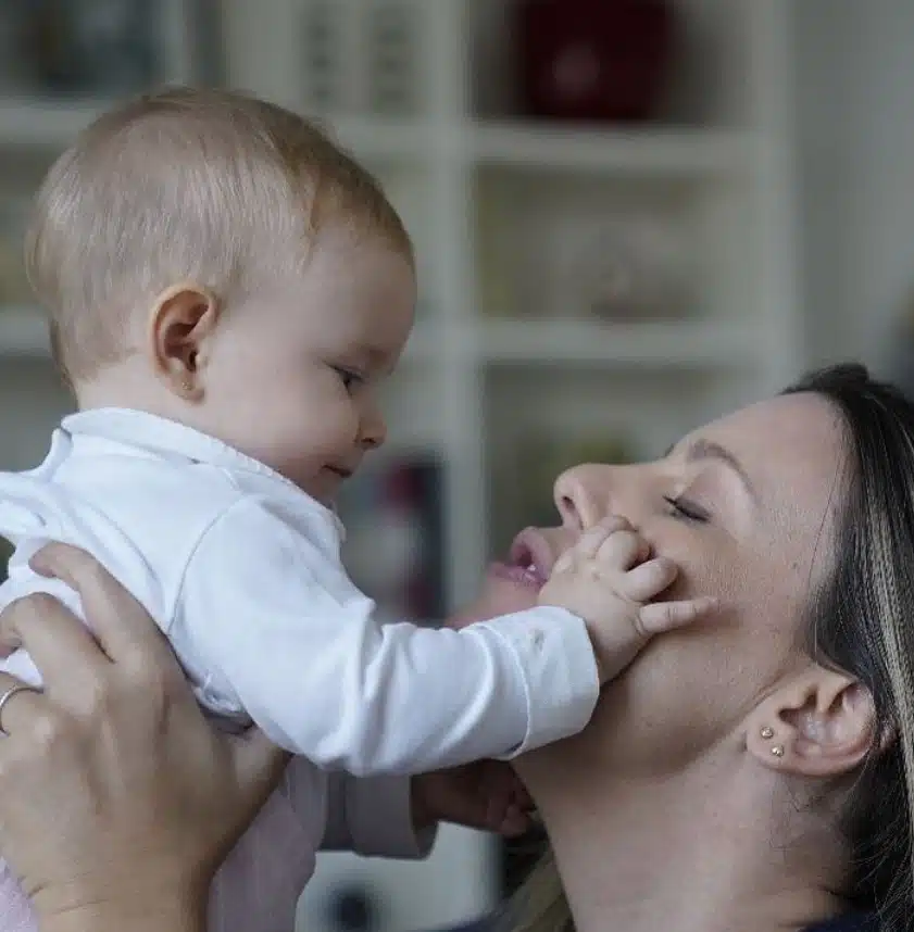 Daiana mostra sua filha com Tiago Leifert ainda bebê