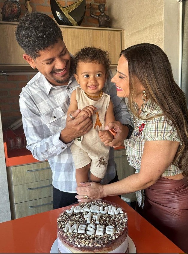 Viviane Araújo posa com seu bebê na festinha de 11 meses