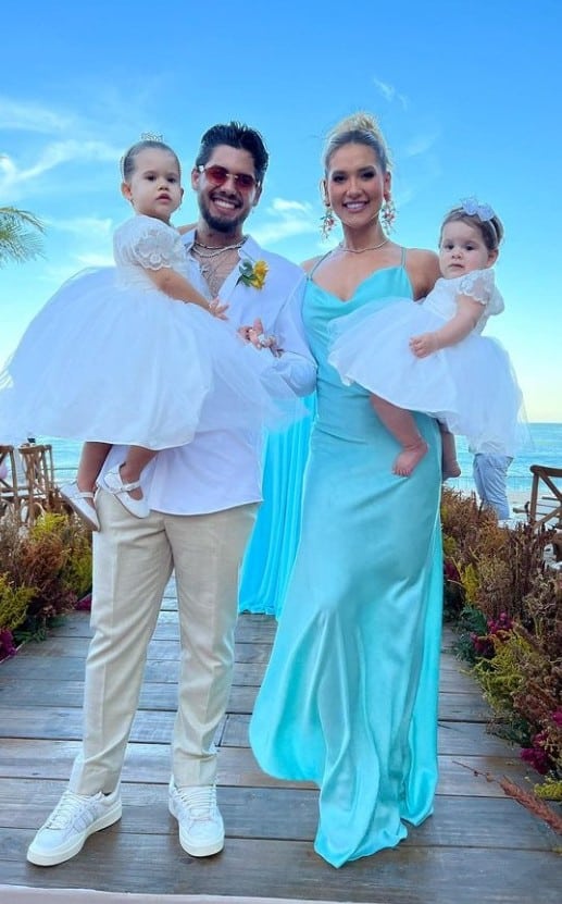 Zé Felipe e Virgínia posam com suas bebês em casamento na Bahia