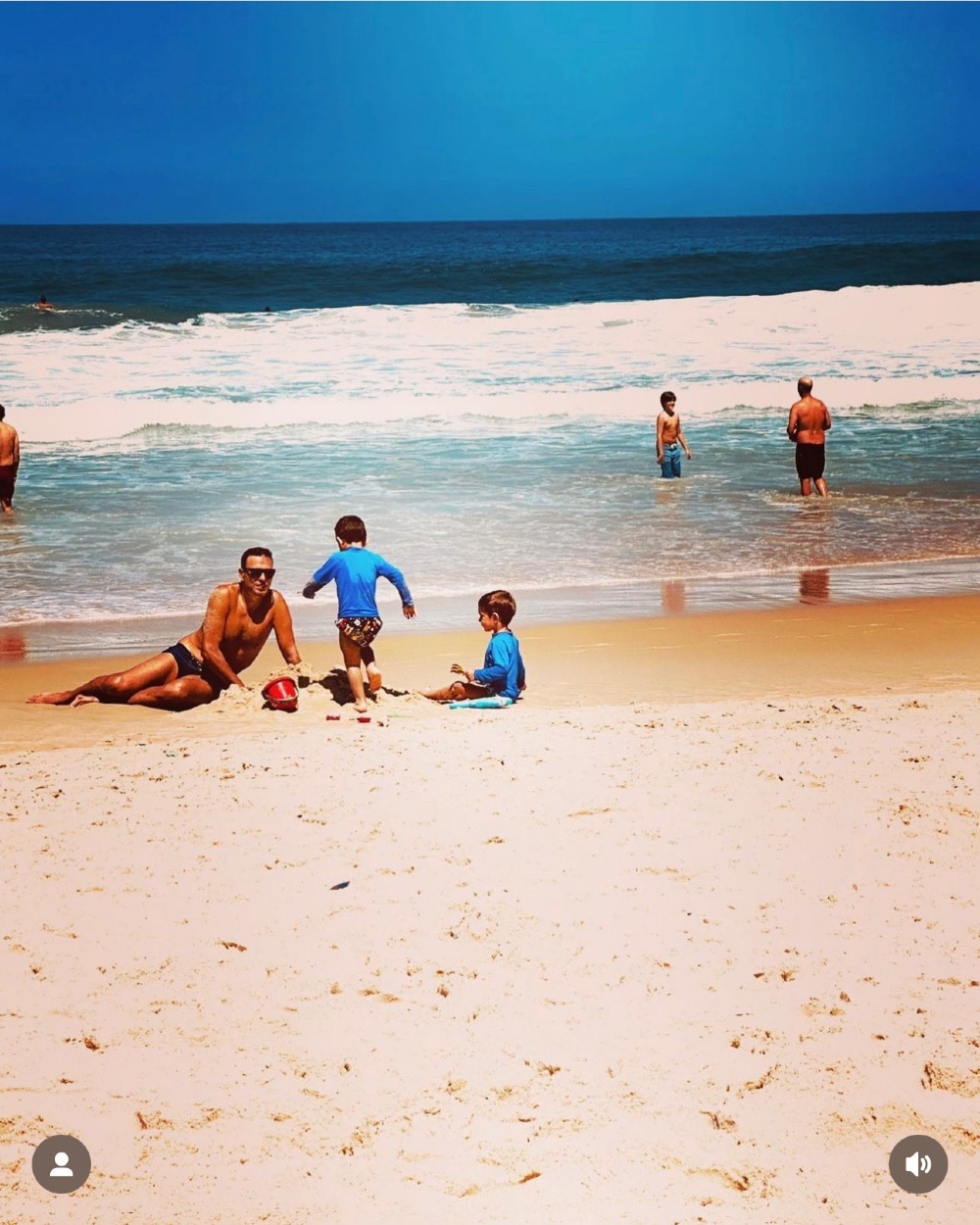 Os filhos de Andréia Sadi e André Rizek na praia com o papai