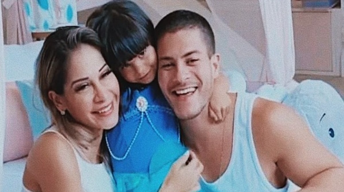 Filha de Arthur Aguiar surge no segundo dia de casamento da mãe