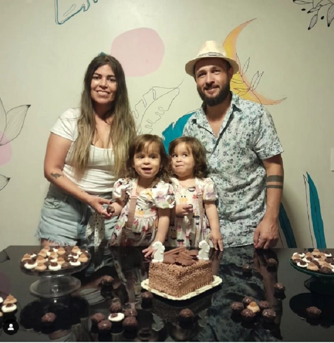Bruna Surfistinha e Xico Santos juntos no aniversário de 2 anos das gêmeas 