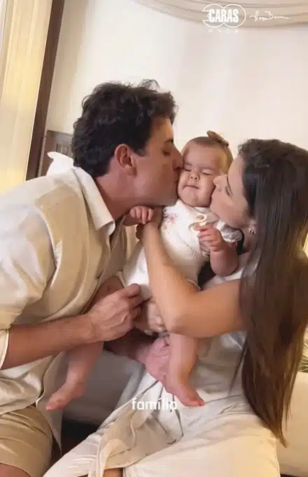 Bruno de Luca ao lado de sua bebê e da namorada