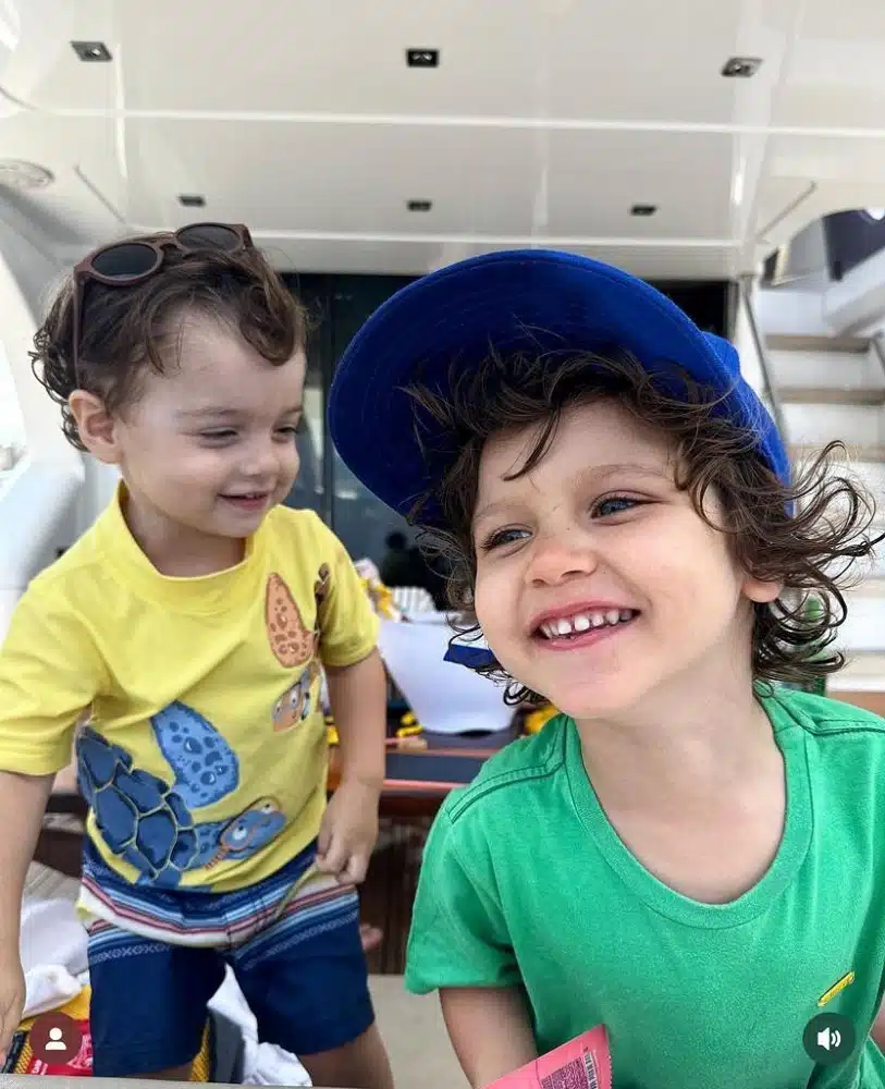 Zyan, bebê de Gio e Bruno Gagliasso, se divertindo com um amiguinho no passeio de barco