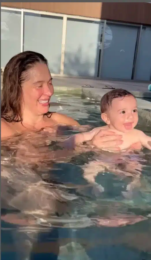 A atriz Claudia Raia e seu bebê juntos na piscina 