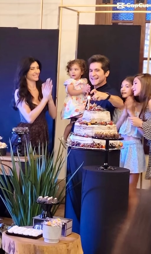 Daniel com Aline e as filhas em sua linda festa 