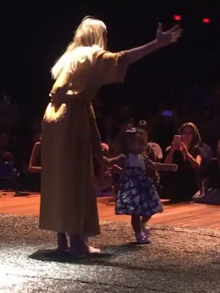 Deborah Secco mostra seus momentos de palco com a filha