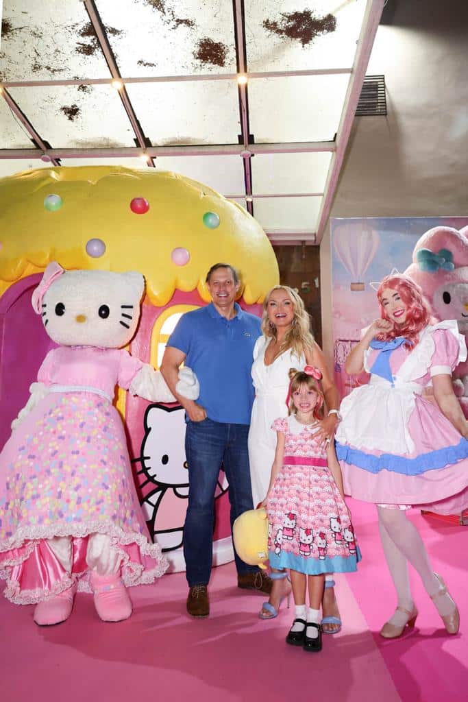 Eliana posa com Adriano Ricco e a filha Manuela na festa de 6 anos da garotinha