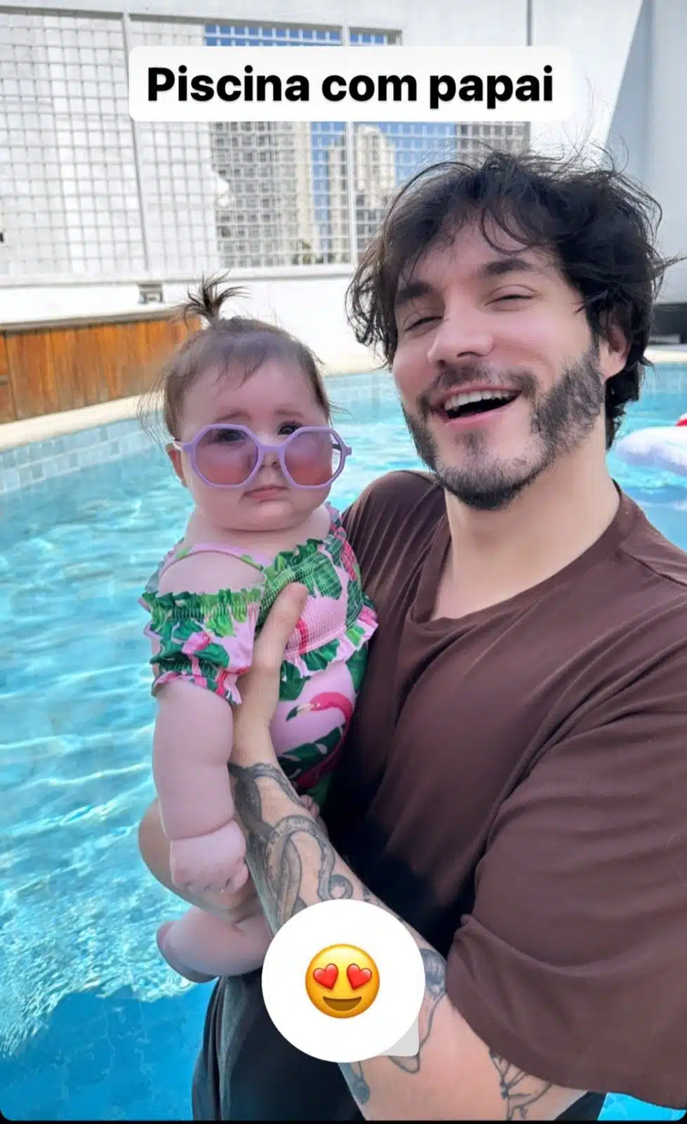 Eliezer posa com sua bebê na piscina