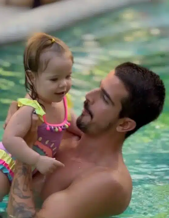 Enzo Celulari se diverte com sua irmã bebê na piscina