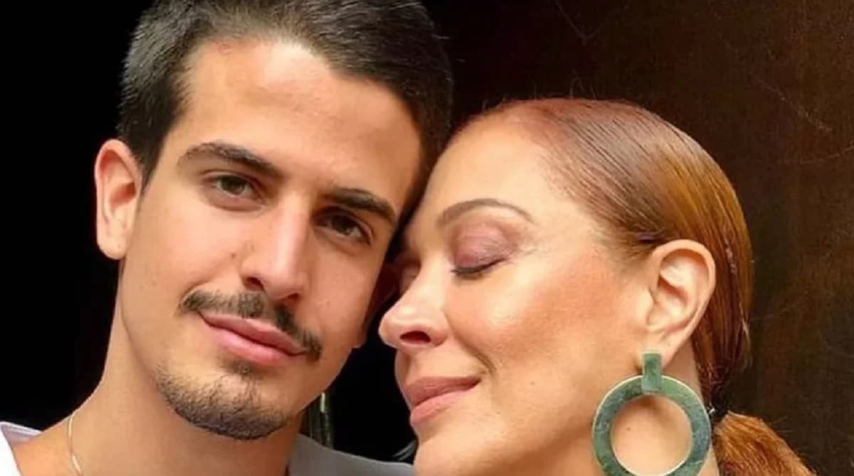 Enzo Celulari mostra seu irmãozinho com a babá na mansão e impressiona