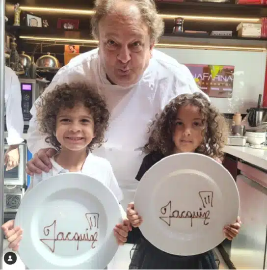 O chef Erick Jacquin surgiu com seus filhos gêmeos em seu restaurante 