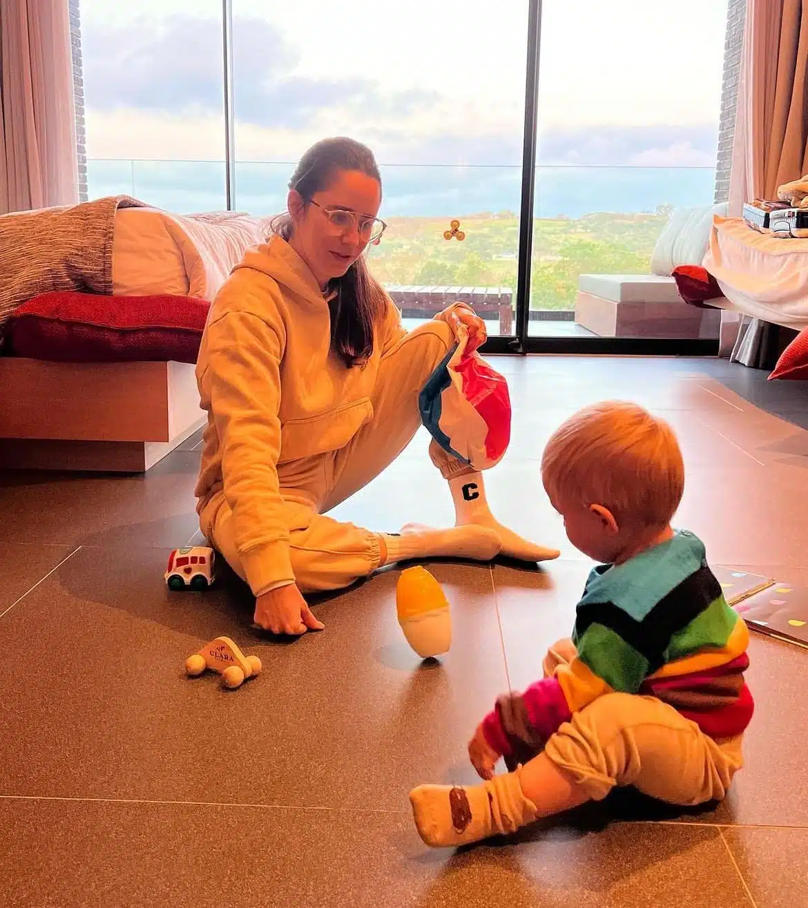 Fernanda Vasconcellos posa com seu filho em resort