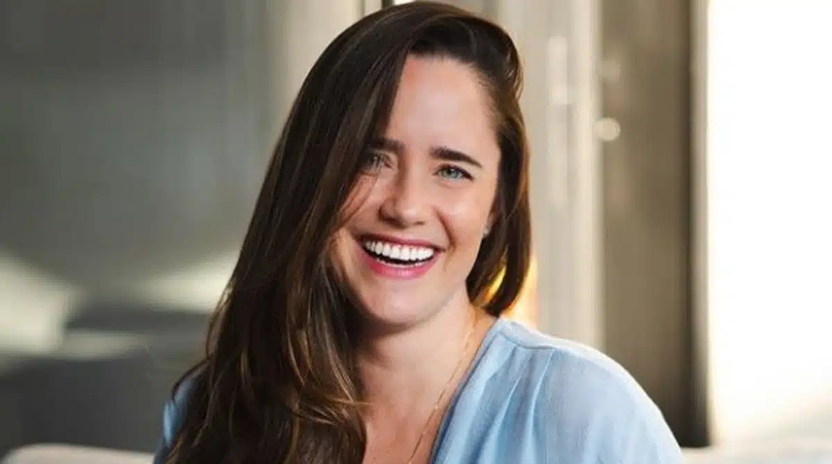 Fernanda Vasconcellos surge com seu bebê e impressiona