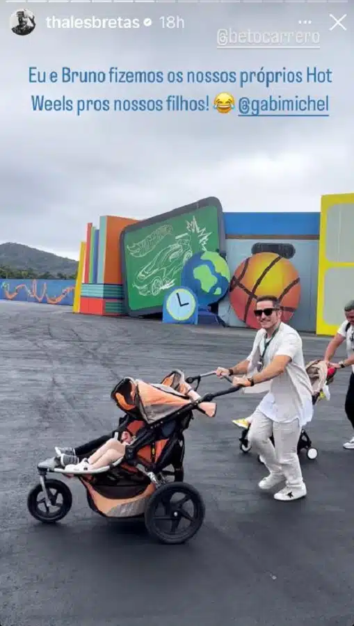 Thales com Romeu e Gael seus filhos com Paulo Gustavo no parque de diversões 