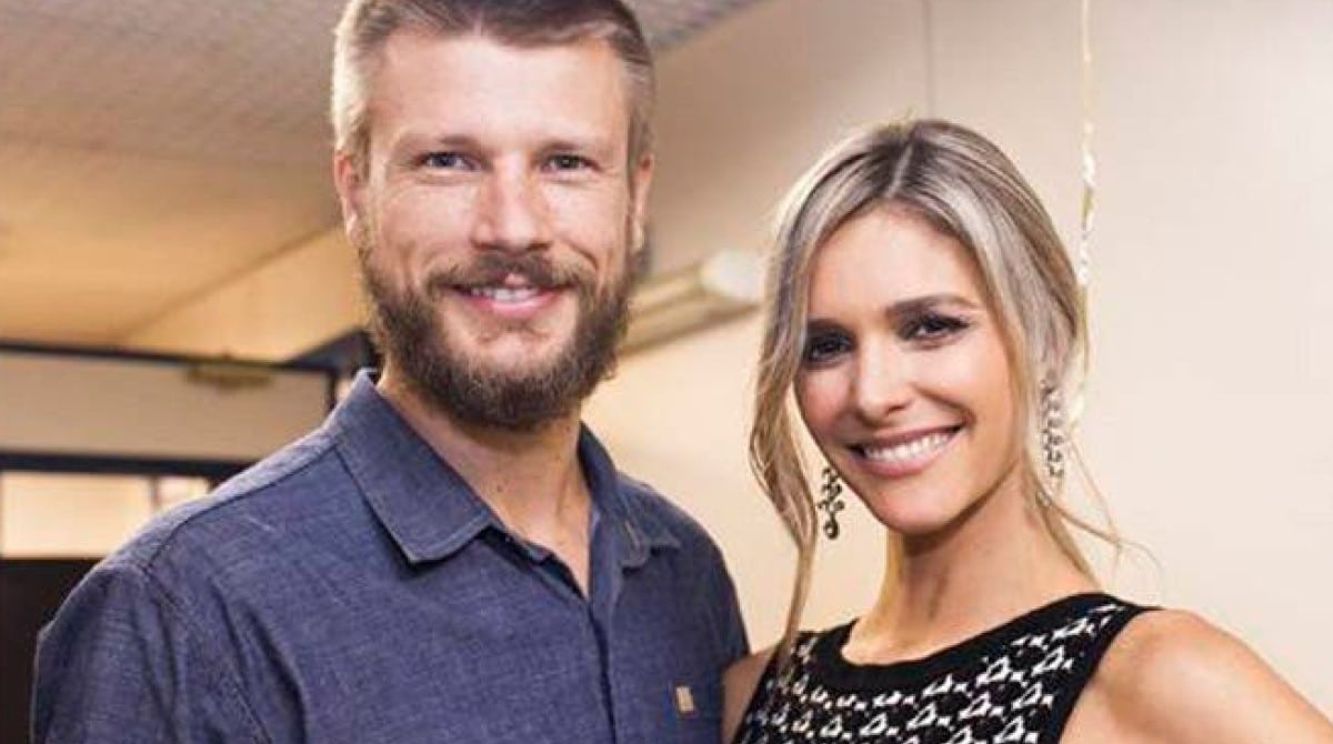 Rodrigo Hilbert e Fernanda Lima surgem na praia com a filha
