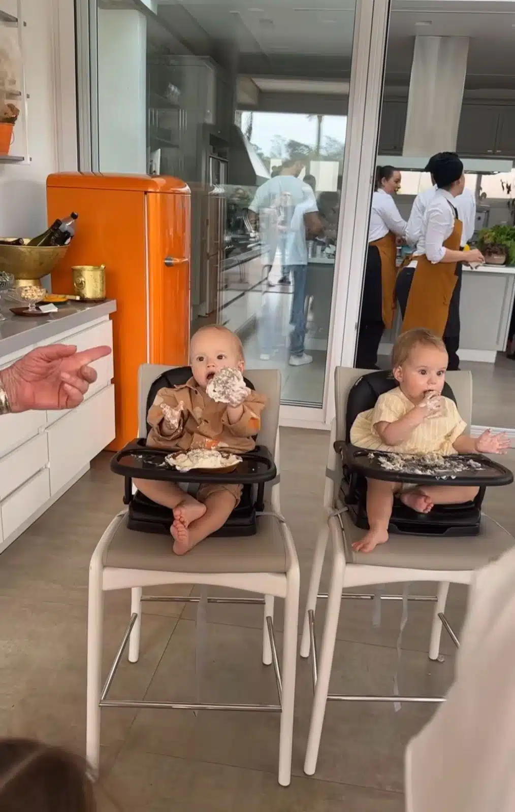 Gêmeos de Isa Scherer comem bolo de aniversáriopara eles