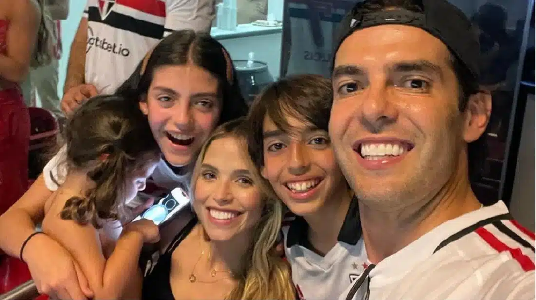 Kaká com a esposa e os filhos, no Estádio do Morumbi