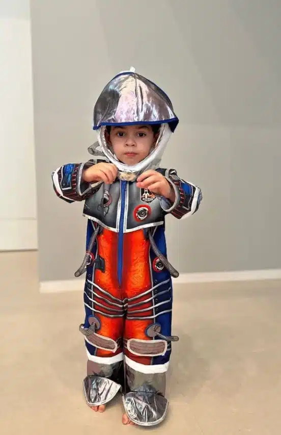 Filho de Marília Mendonça surge com roupa de astronauta e encanta