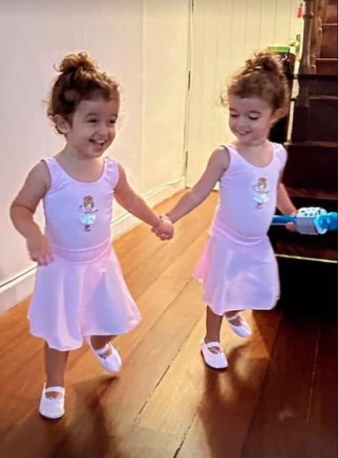 Gêmeas de Nanda Costa posam sorridentes vestidas de bailarinas