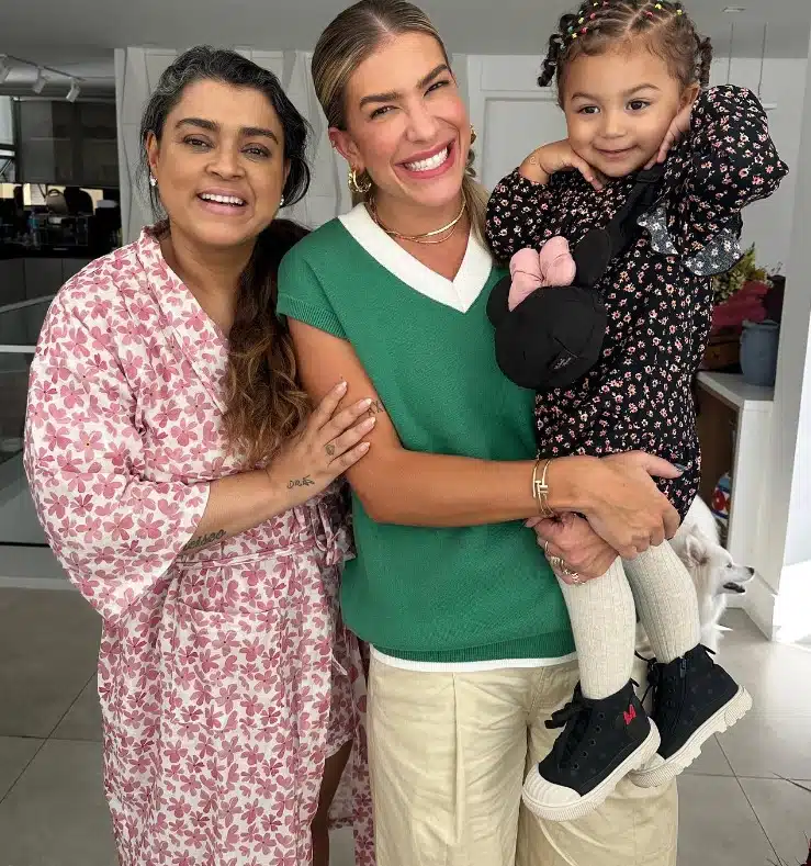 Lorena exibe sua bebê em encontro com Preta Gil em São Paulo