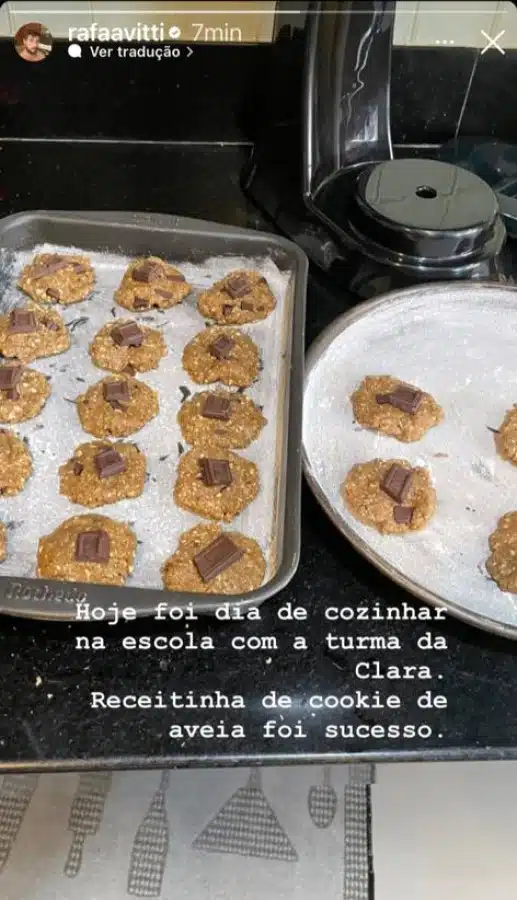 O ator Rafael Vitti mostrou os cookies que fizeram na aula diferente da escola da filha