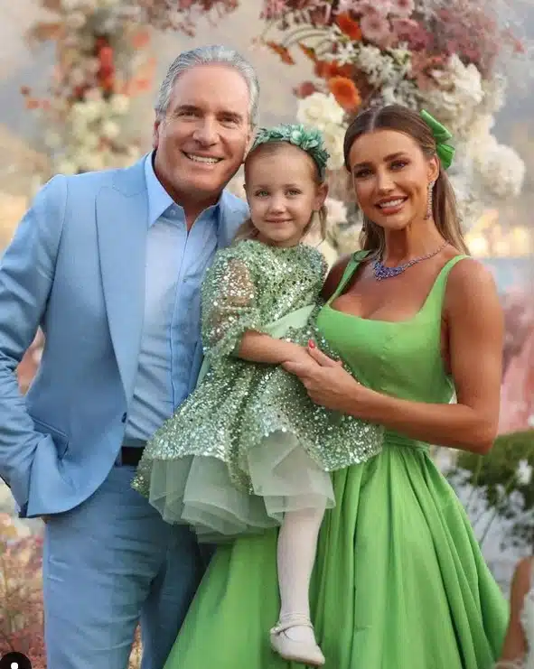 Roberto Justus posa com sua filha caçula e sua esposa em casamento na Itália e encanta 