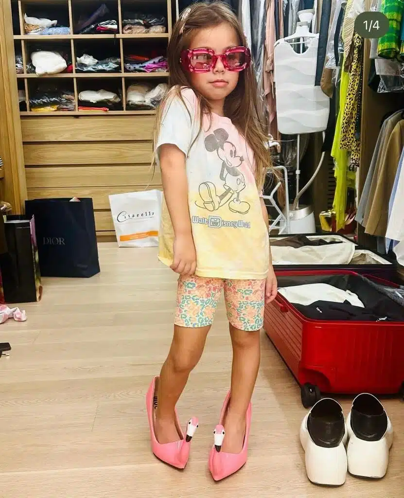 Filha de Sabrina Sato posa com sapato de luxo
