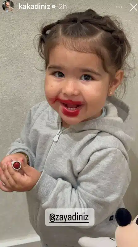 A bebê da cantora Simone Mendes divertiu os fãs com a maquiagem feita por ela
