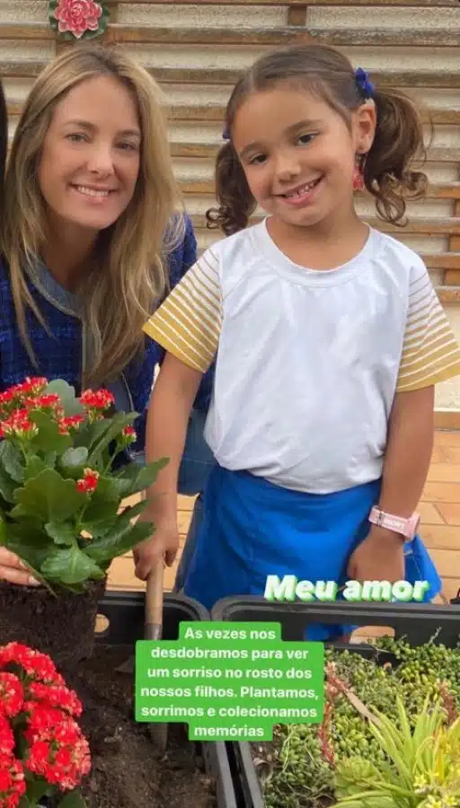 Manu, filha de Ticiane Pinheiro e Tralli, na atividade de plantação da escola com a mãe