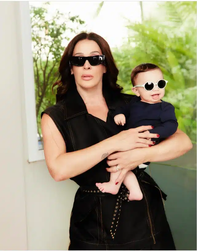 Claudia Raia posa com seu bebê usando um óculos estiloso e impressiona 