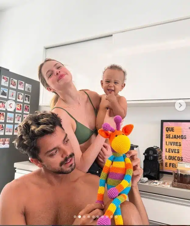 Agatha Moreira e Rodrigo Simas ao lado de um bebê