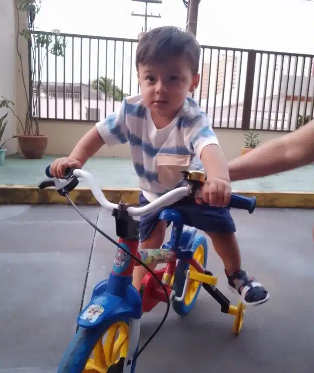 Bebê de Andressa Urach andando de bicicleta