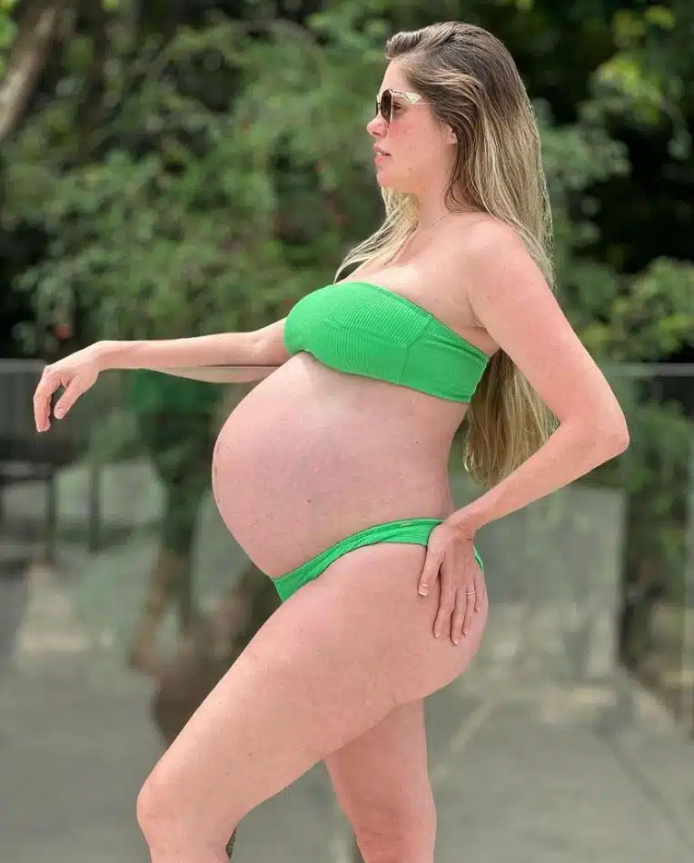 A modelo Bárbara Evans exibiu seu barrigão de 30 semanas de gestação 