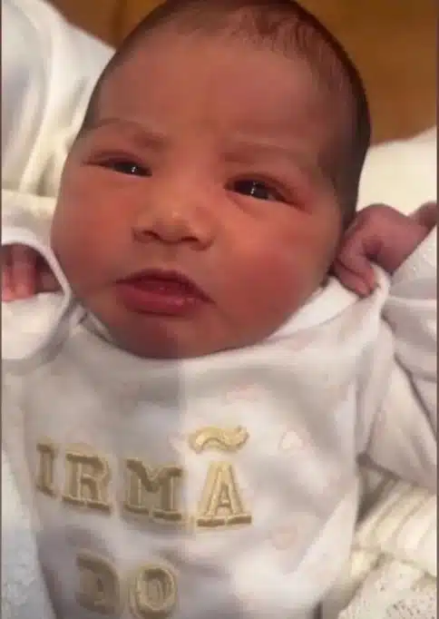 Bruna Biancard mostrando sua bebê com os olhos abertos