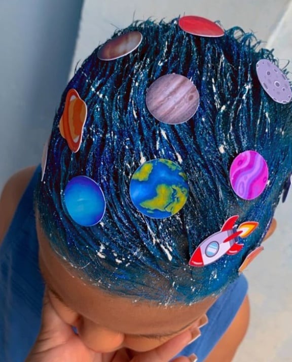 O cabelo do menino também pode virar o sistema solar