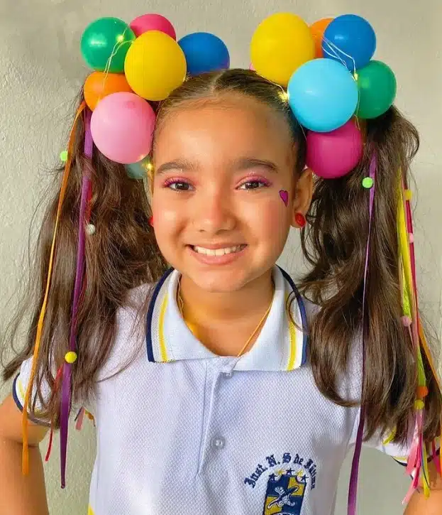 Balões podem estar no penteado da menina