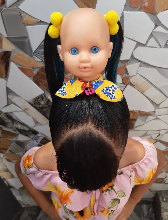 O cabelo da menina pode ter uma boneca e ficar bem fofo