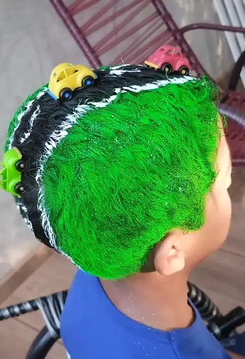 O cabelo do menino pode se transformar em uma pista de carrinho