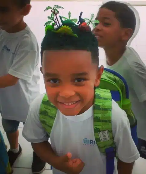 O cabelo dos meninos também pode virar um parque dos dinossauros