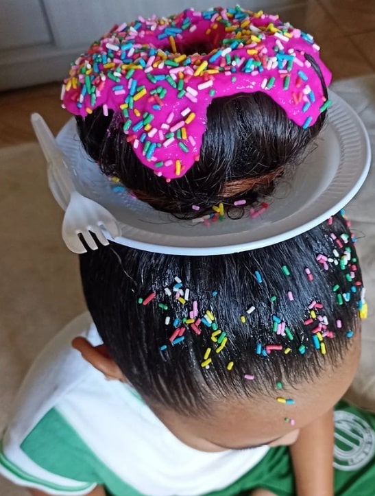 O cabelo da menina pode ser um donuts