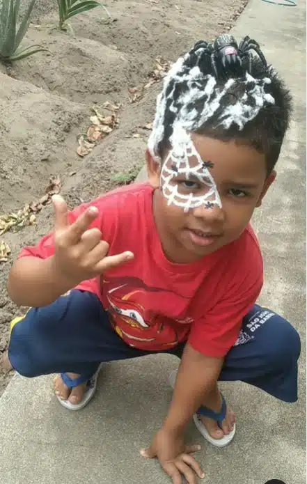 O cabelo dos meninos também pode virar uma teia de aranha