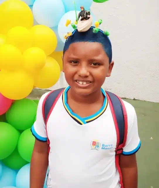 O cabelo do menino também pode virar um lago para o pescador